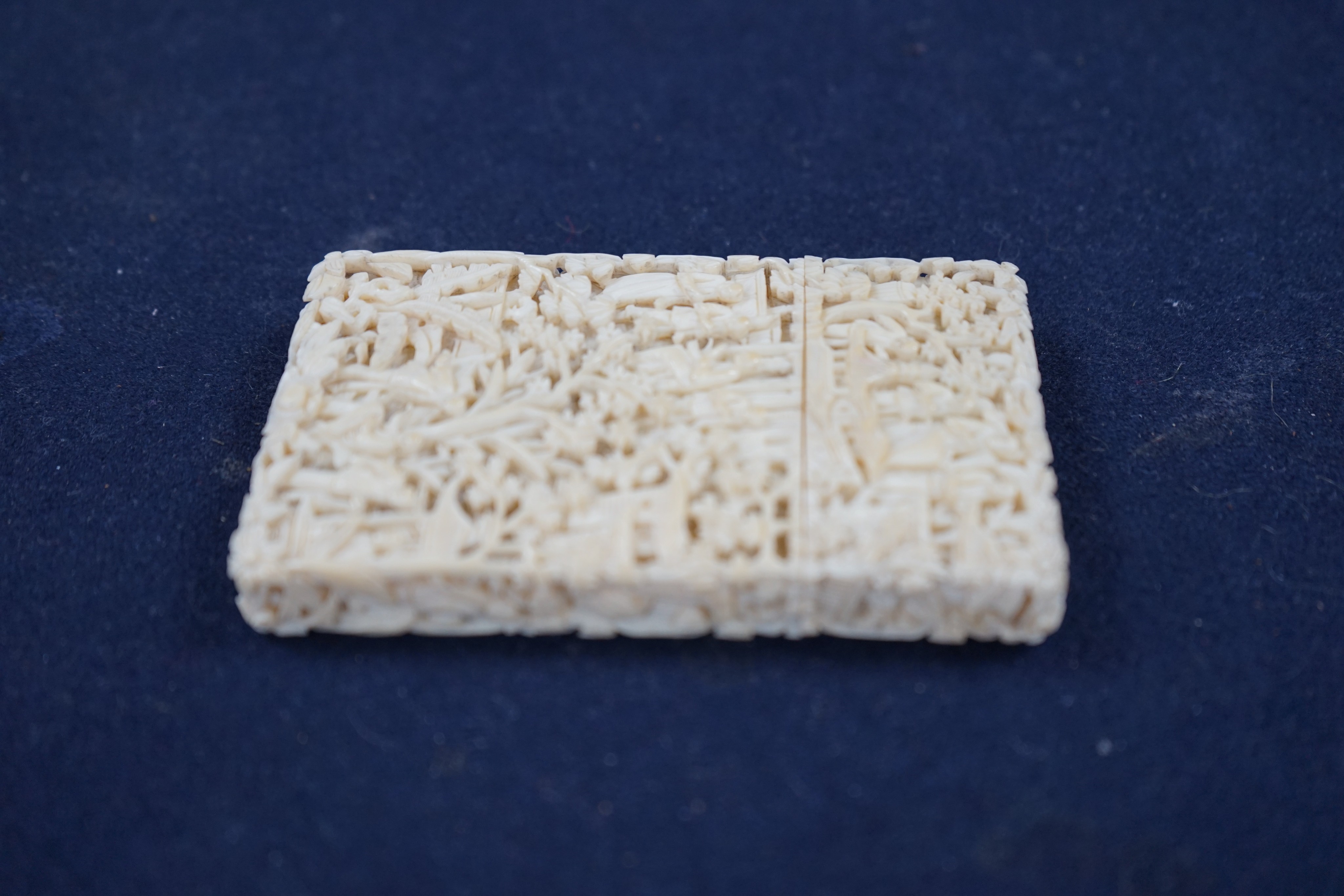 A 19th century Chinese export ivory card case, 10.5cm